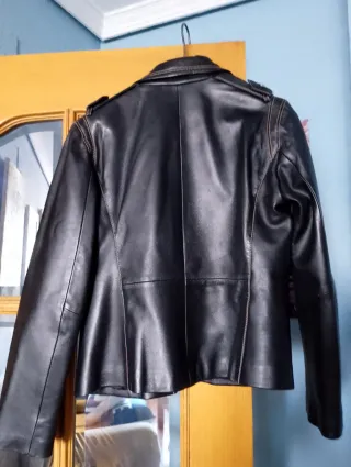 Cazadora de piel negra