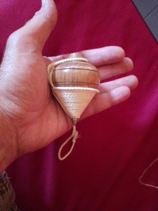 Trottola di legno con sacchetto