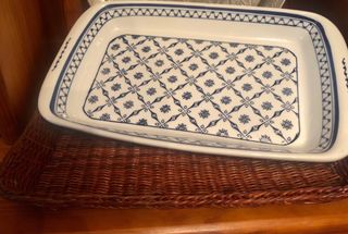 Fuente cerámica con soporte mimbre