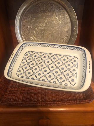 Fuente cerámica con soporte mimbre