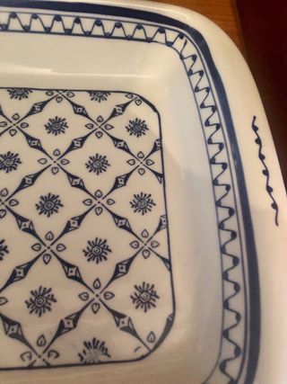 Fuente cerámica con soporte mimbre