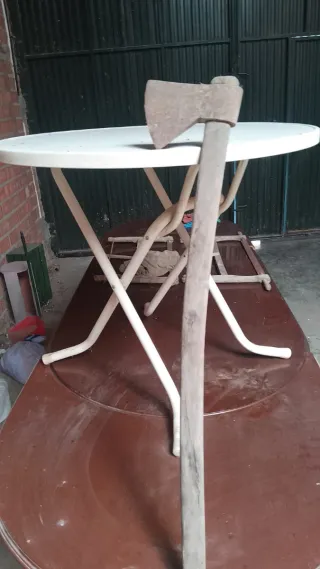 Hacha antigua de madera y metal