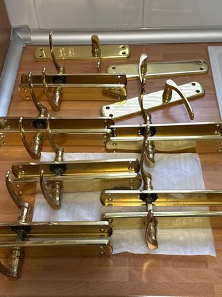 Manillas doradas para puerta