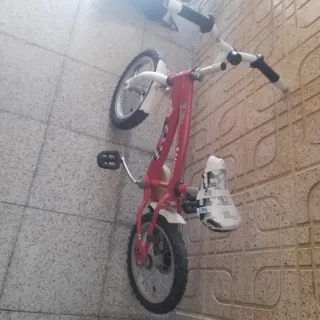 Bicicleta infantil roja