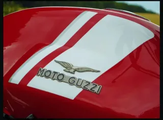 Moto Guzzi V7 II 750 Negra/Roja