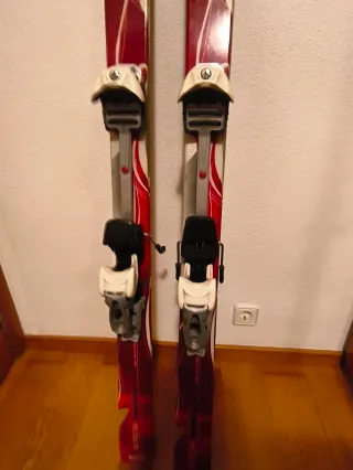 Esquís de montaña con cuchillas y pieles