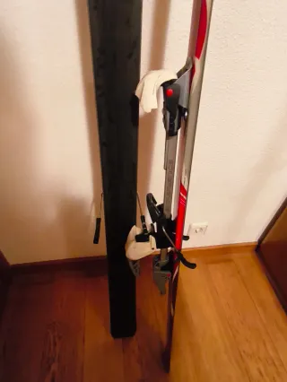 Esquís de montaña con cuchillas y pieles