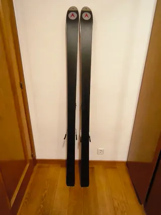 Esquís de montaña con cuchillas y pieles