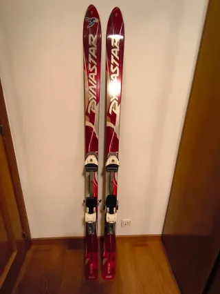 Esquís de montaña con cuchillas y pieles