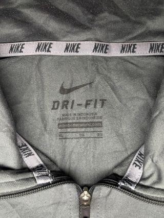 Casaco Nike Dri-Fit Preto e Vermelho