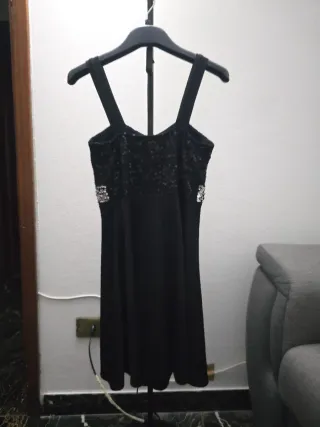 Vestito nero con paillettes e ricami