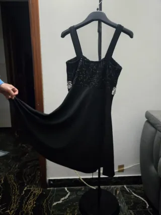 Vestito nero con paillettes e ricami