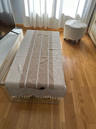 Mantel de mesa beige y marrón