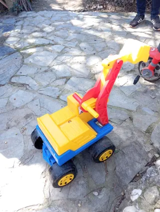 Excavadora de juguete amarilla y roja