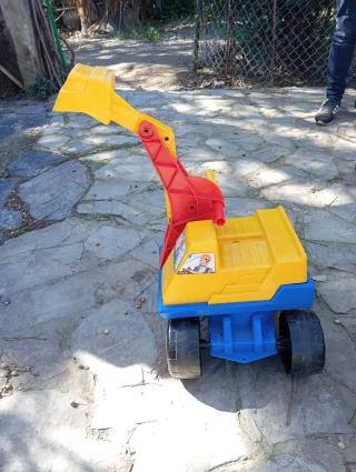 Excavadora de juguete amarilla y roja