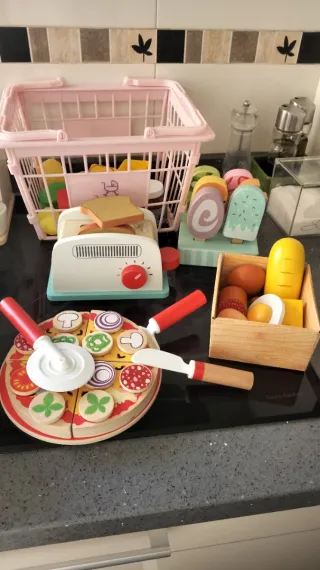 Juguetes de madera: pizza, tarta y cesta