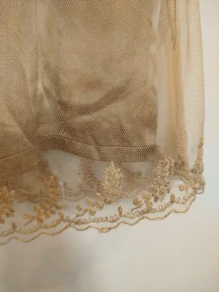 Vestido transparente con bordado floral