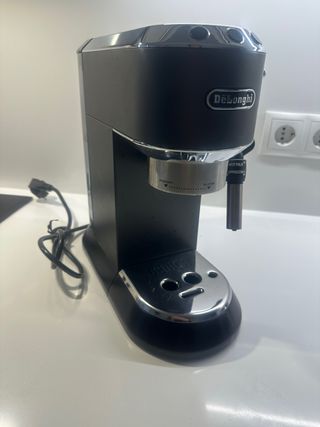 Cafetera Espresso DeLonghi Negra
