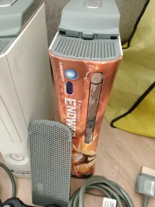 Xbox 360 con mando y cables