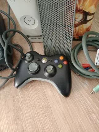 Xbox 360 con mando y cables