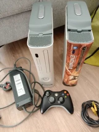 Xbox 360 con mando y cables