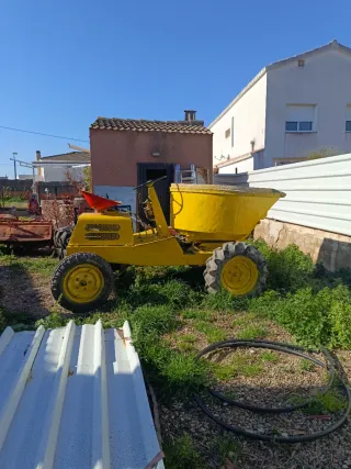 Dumper amarillo obra giratorio
