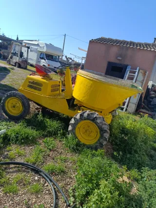 Dumper amarillo obra giratorio