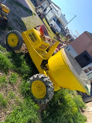 Dumper amarillo obra giratorio