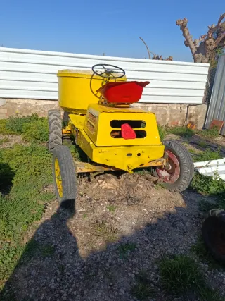 Dumper amarillo obra giratorio