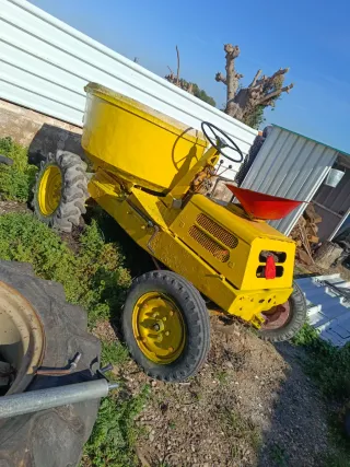 Dumper amarillo obra giratorio