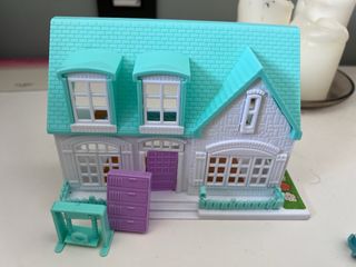 Casa de muñecas de plástico con accesorios