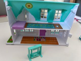 Casa de muñecas de plástico con accesorios