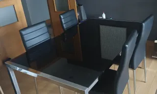 Mesa y 4 Sillas Comedor Negras