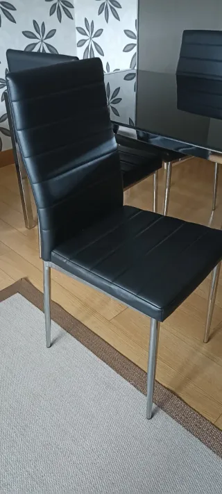 Mesa y 4 Sillas Comedor Negras