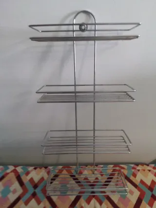 Estantería de baño metálica plateada