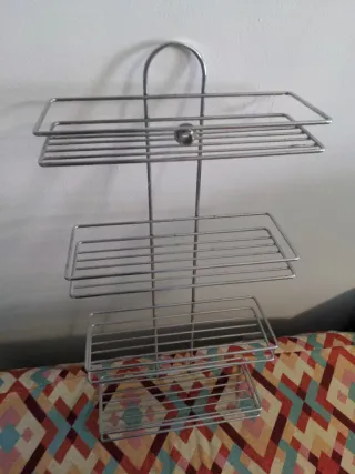 Estantería de baño metálica plateada