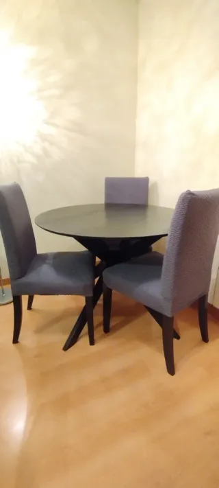 Conjunto de mesa de comedor y cuatro sillas