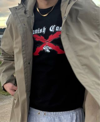 Camiseta Negra con Diseño X Roja