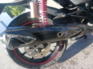 Keeway RK V Moto Naked Blanca y Negra