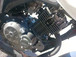 Keeway RK V Moto Naked Blanca y Negra