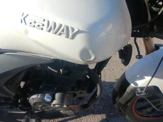 Keeway RK V Moto Naked Blanca y Negra