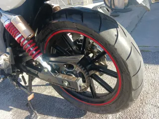 Keeway RK V Moto Naked Blanca y Negra