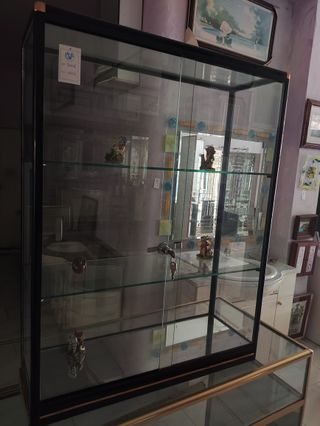 Vitrina expositora cristal y aluminio.