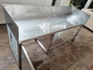 Mesa de acero inoxidable con armario