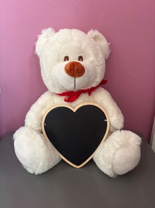 Oso de peluche con pizarra corazón