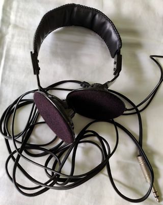 Auriculares Realistic HD-810RV