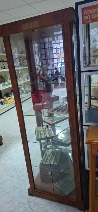 Vitrina de exposición de madera y cristal