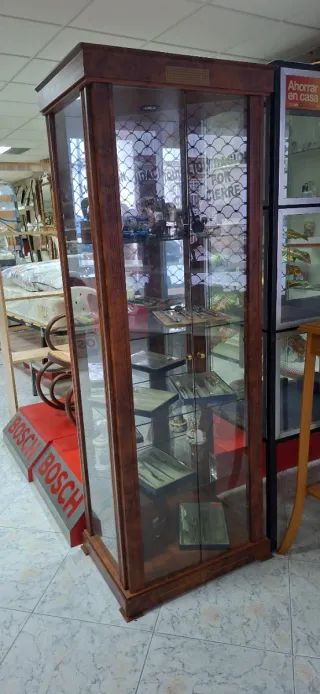 Vitrina de exposición de madera y cristal