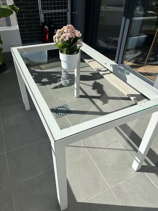 Tavolo in ferro battuto con piano in vetro