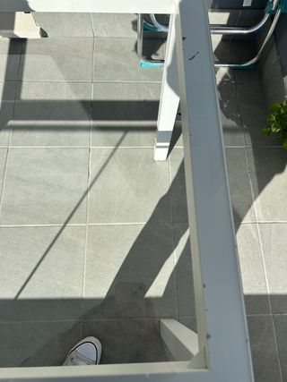 Tavolo in ferro battuto con piano in vetro